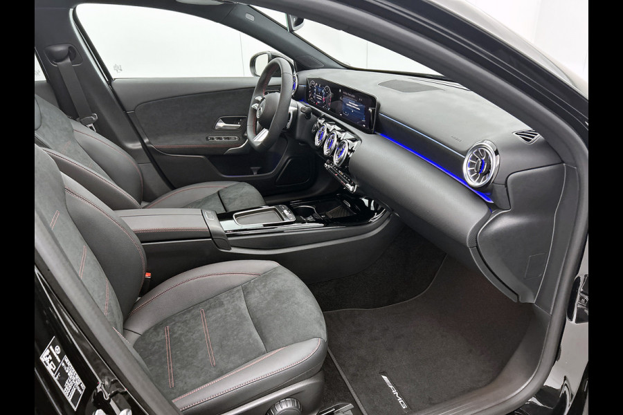 Mercedes-Benz A-Klasse 180 Business Solution AMG | Nightpakket | Parkeerpakket met achteruitrijcamera | KEYLESS GO | Sfeerverlichting | MULTIBEAM LED | Extra USB-poorten | Verwarmde stoelen vooraan | Spiegelpakket |
