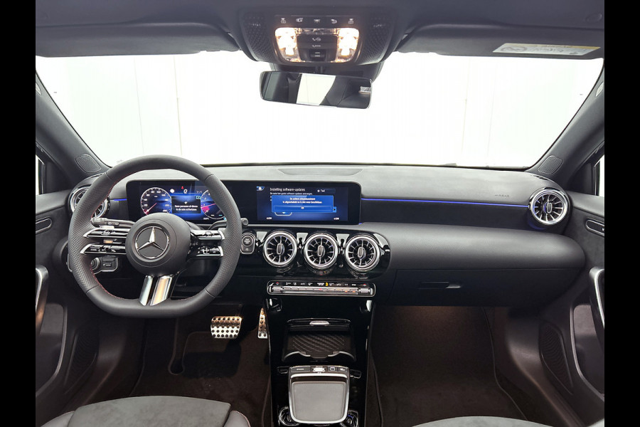 Mercedes-Benz A-Klasse 180 Business Solution AMG | Nightpakket | Parkeerpakket met achteruitrijcamera | KEYLESS GO | Sfeerverlichting | MULTIBEAM LED | Extra USB-poorten | Verwarmde stoelen vooraan | Spiegelpakket |