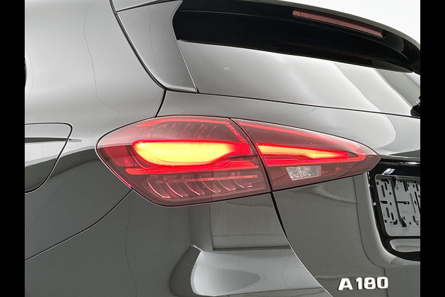 Mercedes-Benz A-Klasse 180 Business Solution AMG | Nightpakket | Parkeerpakket met achteruitrijcamera | KEYLESS GO | Sfeerverlichting | MULTIBEAM LED | Extra USB-poorten | Verwarmde stoelen vooraan | Spiegelpakket |
