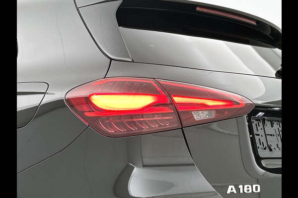Mercedes-Benz A-Klasse 180 Business Solution AMG | Nightpakket | Parkeerpakket met achteruitrijcamera | KEYLESS GO | Sfeerverlichting | MULTIBEAM LED | Extra USB-poorten | Verwarmde stoelen vooraan | Spiegelpakket |