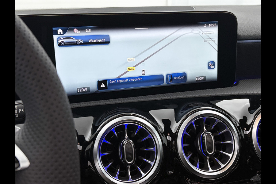 Mercedes-Benz A-Klasse 180 Business Solution AMG | Nightpakket | Parkeerpakket met achteruitrijcamera | KEYLESS GO | Sfeerverlichting | MULTIBEAM LED | Extra USB-poorten | Verwarmde stoelen vooraan | Spiegelpakket |