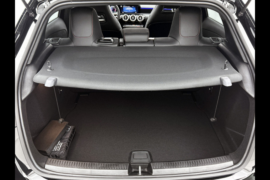 Mercedes-Benz A-Klasse 180 Business Solution AMG | Nightpakket | Parkeerpakket met achteruitrijcamera | KEYLESS GO | Sfeerverlichting | MULTIBEAM LED | Extra USB-poorten | Verwarmde stoelen vooraan | Spiegelpakket |