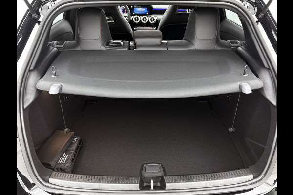 Mercedes-Benz A-Klasse 180 Business Solution AMG | Nightpakket | Parkeerpakket met achteruitrijcamera | KEYLESS GO | Sfeerverlichting | MULTIBEAM LED | Extra USB-poorten | Verwarmde stoelen vooraan | Spiegelpakket |