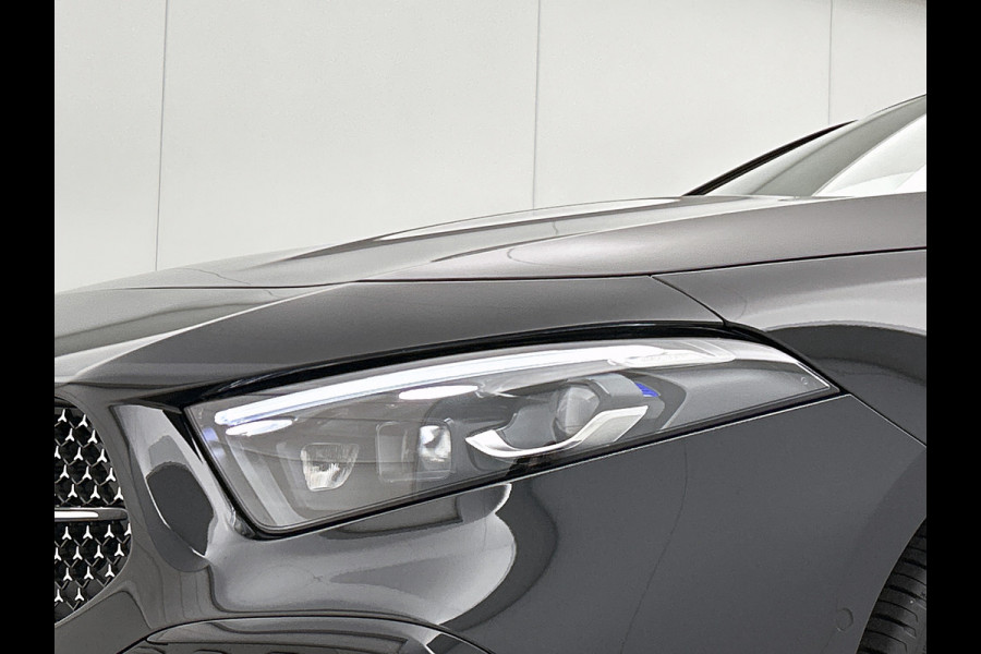 Mercedes-Benz A-Klasse 180 Business Solution AMG | Nightpakket | Parkeerpakket met achteruitrijcamera | KEYLESS GO | Sfeerverlichting | MULTIBEAM LED | Extra USB-poorten | Verwarmde stoelen vooraan | Spiegelpakket |