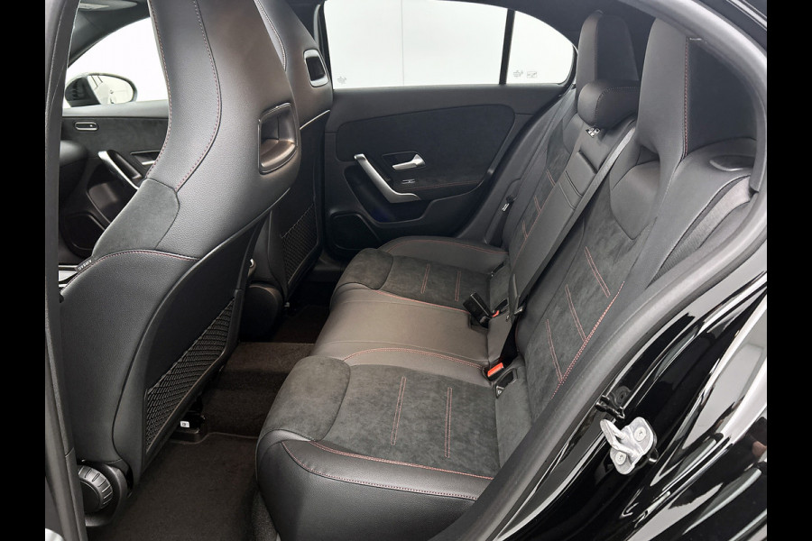 Mercedes-Benz A-Klasse 180 Business Solution AMG | Nightpakket | Parkeerpakket met achteruitrijcamera | KEYLESS GO | Sfeerverlichting | MULTIBEAM LED | Extra USB-poorten | Verwarmde stoelen vooraan | Spiegelpakket |
