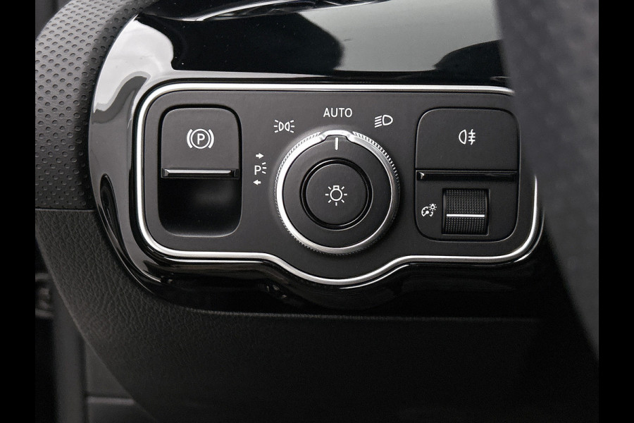 Mercedes-Benz A-Klasse 180 Business Solution AMG | Nightpakket | Parkeerpakket met achteruitrijcamera | KEYLESS GO | Sfeerverlichting | MULTIBEAM LED | Extra USB-poorten | Verwarmde stoelen vooraan | Spiegelpakket |