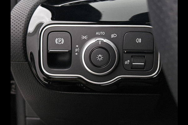 Mercedes-Benz A-Klasse 180 Business Solution AMG | Nightpakket | Parkeerpakket met achteruitrijcamera | KEYLESS GO | Sfeerverlichting | MULTIBEAM LED | Extra USB-poorten | Verwarmde stoelen vooraan | Spiegelpakket |