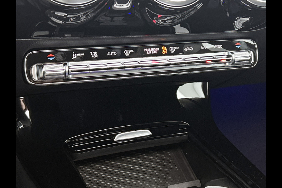 Mercedes-Benz A-Klasse 180 Business Solution AMG | Nightpakket | Parkeerpakket met achteruitrijcamera | KEYLESS GO | Sfeerverlichting | MULTIBEAM LED | Extra USB-poorten | Verwarmde stoelen vooraan | Spiegelpakket |
