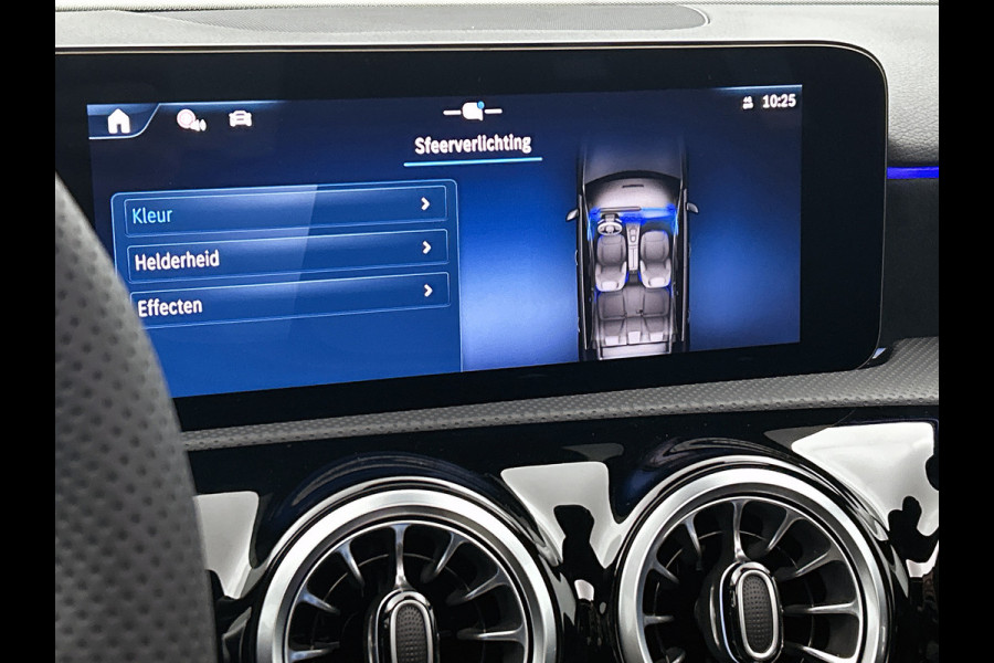 Mercedes-Benz A-Klasse 180 Business Solution AMG | Nightpakket | Parkeerpakket met achteruitrijcamera | KEYLESS GO | Sfeerverlichting | MULTIBEAM LED | Extra USB-poorten | Verwarmde stoelen vooraan | Spiegelpakket |