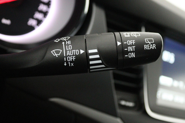 Opel Astra 1.4 Turbo 120 Jaar Edition (PARKEERSENSOREN, CRUISE CONTROL, NAVIGATIE, BLUETOOTH, AUTOMAAT. NL-AUTO)