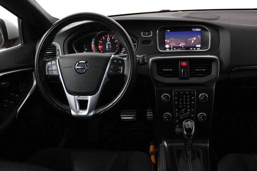 Volvo V40 1.5 T3 Polar+ Sport (PANORAMADAK, CAMERA, NAVIGATIE, STOELVERWARMING, PARKEERSENSOREN, CRUISE CONTROL, NL-AUTO)