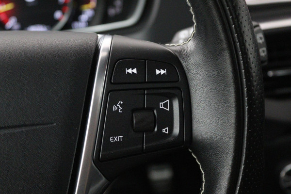 Volvo V40 1.5 T3 Polar+ Sport (PANORAMADAK, CAMERA, NAVIGATIE, STOELVERWARMING, PARKEERSENSOREN, CRUISE CONTROL, NL-AUTO)