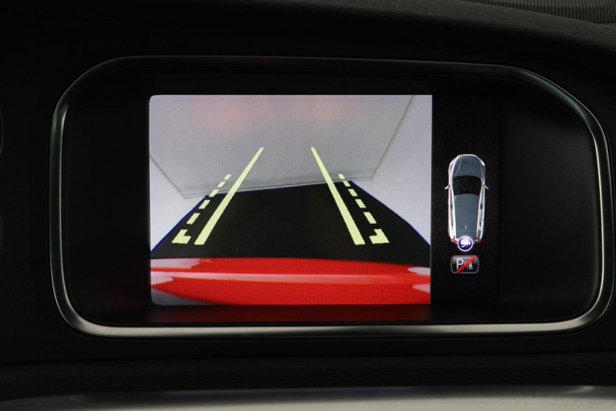 Volvo V40 1.5 T3 Polar+ Sport (PANORAMADAK, CAMERA, NAVIGATIE, STOELVERWARMING, PARKEERSENSOREN, CRUISE CONTROL, NL-AUTO)