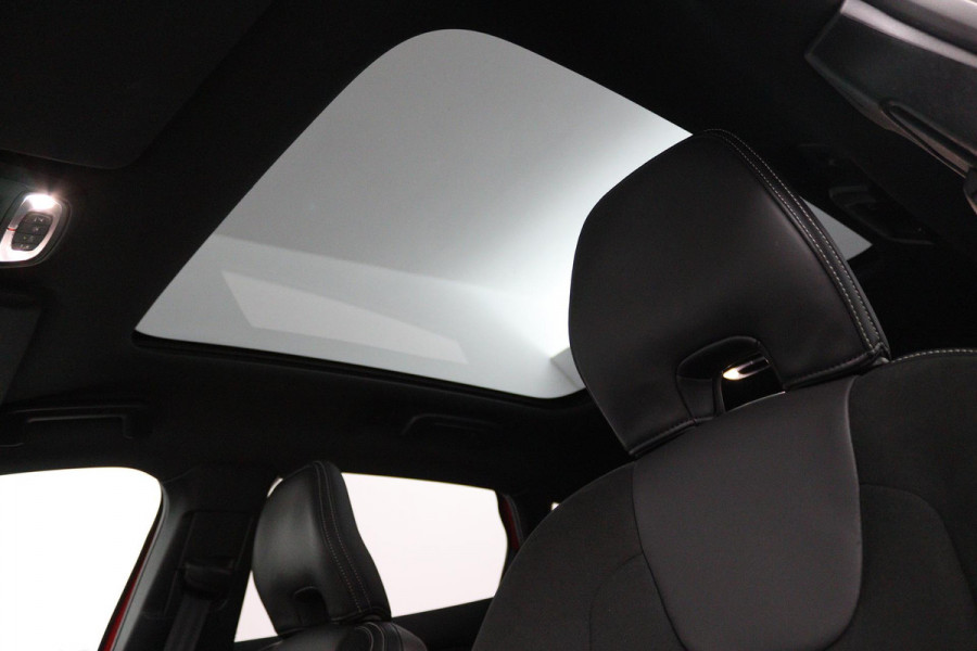 Volvo V40 1.5 T3 Polar+ Sport (PANORAMADAK, CAMERA, NAVIGATIE, STOELVERWARMING, PARKEERSENSOREN, CRUISE CONTROL, NL-AUTO)