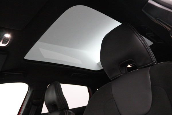 Volvo V40 1.5 T3 Polar+ Sport (PANORAMADAK, CAMERA, NAVIGATIE, STOELVERWARMING, PARKEERSENSOREN, CRUISE CONTROL, NL-AUTO)