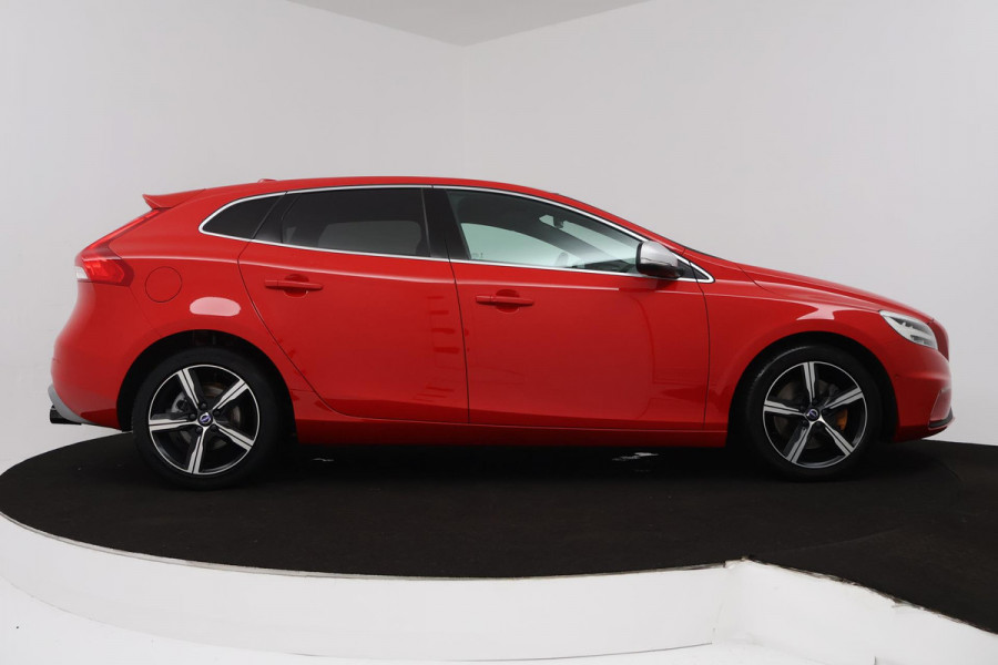 Volvo V40 1.5 T3 Polar+ Sport (PANORAMADAK, CAMERA, NAVIGATIE, STOELVERWARMING, PARKEERSENSOREN, CRUISE CONTROL, NL-AUTO)