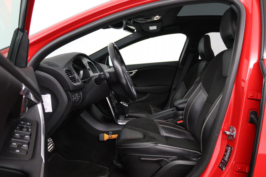 Volvo V40 1.5 T3 Polar+ Sport (PANORAMADAK, CAMERA, NAVIGATIE, STOELVERWARMING, PARKEERSENSOREN, CRUISE CONTROL, NL-AUTO)