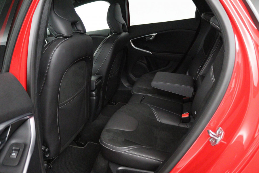 Volvo V40 1.5 T3 Polar+ Sport (PANORAMADAK, CAMERA, NAVIGATIE, STOELVERWARMING, PARKEERSENSOREN, CRUISE CONTROL, NL-AUTO)