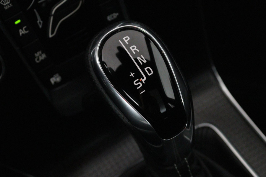 Volvo V40 1.5 T3 Polar+ Sport (PANORAMADAK, CAMERA, NAVIGATIE, STOELVERWARMING, PARKEERSENSOREN, CRUISE CONTROL, NL-AUTO)