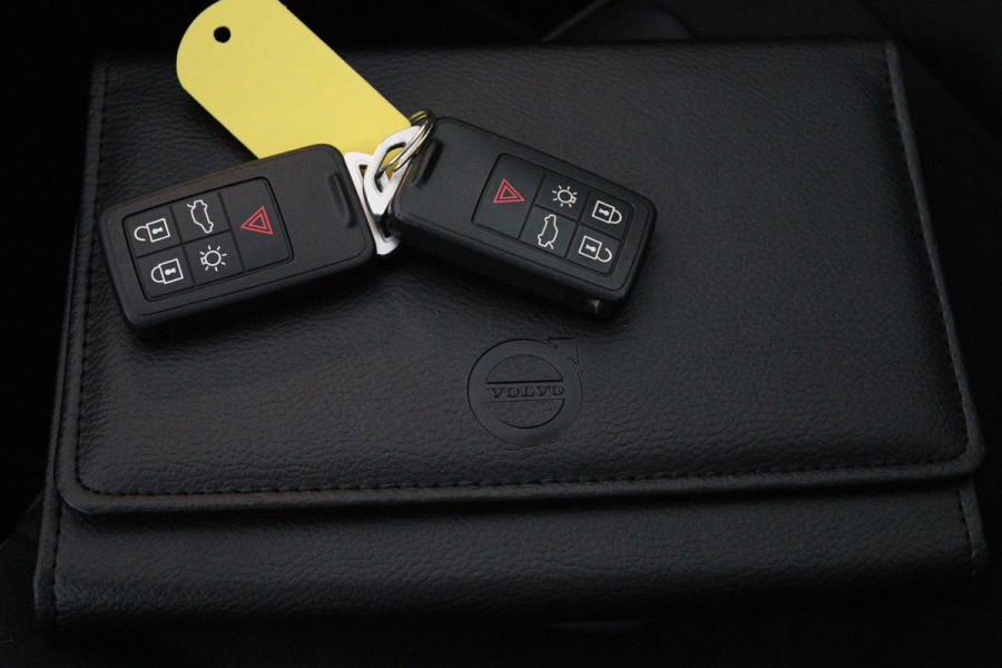 Volvo V40 1.5 T3 Polar+ Sport (PANORAMADAK, CAMERA, NAVIGATIE, STOELVERWARMING, PARKEERSENSOREN, CRUISE CONTROL, NL-AUTO)