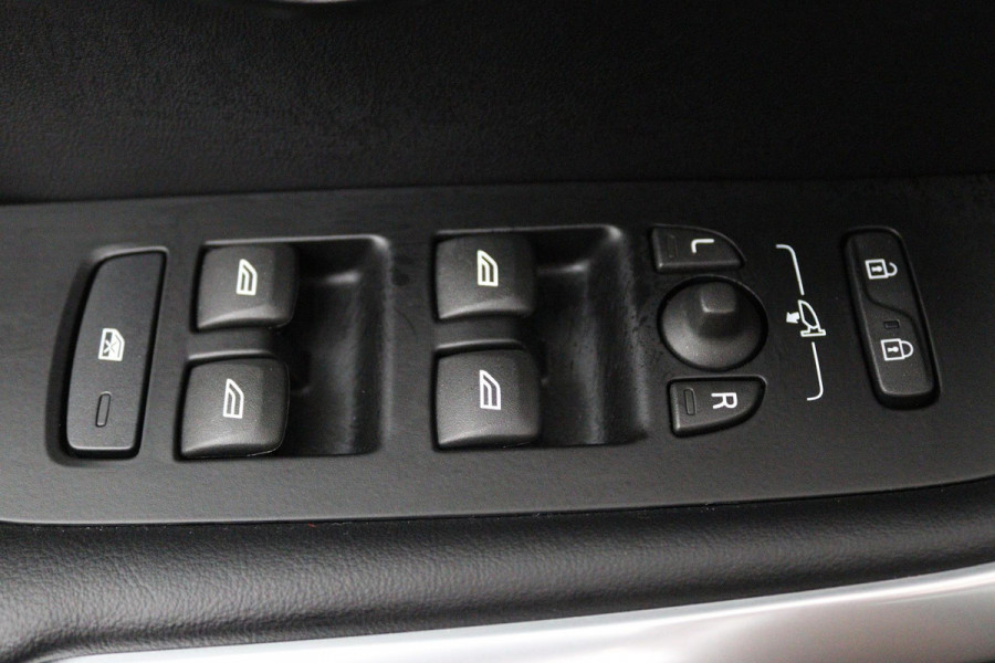 Volvo V40 1.5 T3 Polar+ Sport (PANORAMADAK, CAMERA, NAVIGATIE, STOELVERWARMING, PARKEERSENSOREN, CRUISE CONTROL, NL-AUTO)