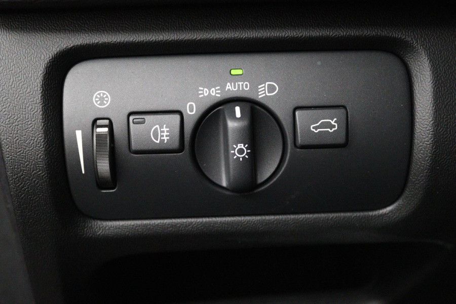 Volvo V40 1.5 T3 Polar+ Sport (PANORAMADAK, CAMERA, NAVIGATIE, STOELVERWARMING, PARKEERSENSOREN, CRUISE CONTROL, NL-AUTO)