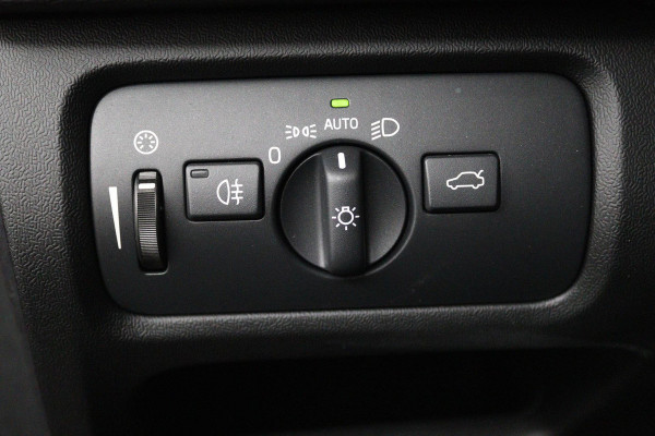 Volvo V40 1.5 T3 Polar+ Sport (PANORAMADAK, CAMERA, NAVIGATIE, STOELVERWARMING, PARKEERSENSOREN, CRUISE CONTROL, NL-AUTO)