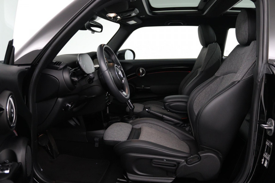 MINI Mini 1.5 Cooper John Cooper Works (PANORAMADAK, PARKEERSENSOREN, CRUISE CONTROL, AUTOMAAT, NAVIGATIE, DEALER ONDERHOUDEN)