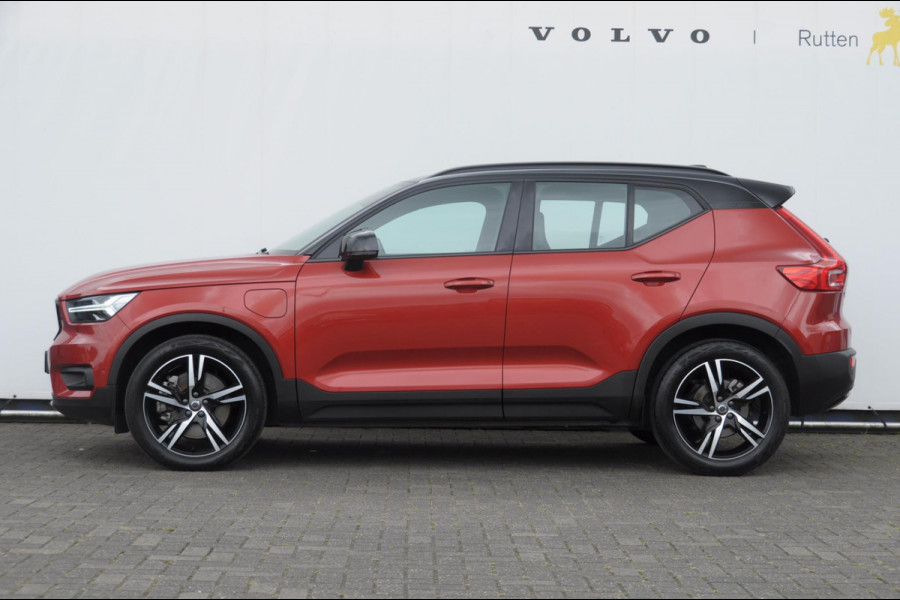 Volvo XC40 T5 262PK Automaat Recharge R-Design / BLIS / Elektrische achterklep / Keyless entry / Apple carplay / Parkeersensoren met 360 camera / 19"velgen / Bluetooth / Leder met alcantara bekleding / Cruise control