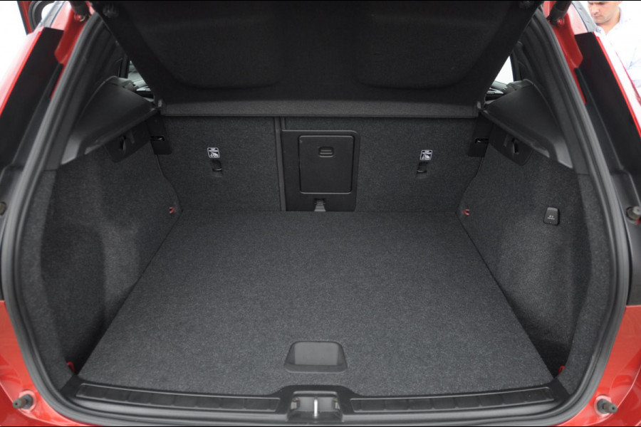 Volvo XC40 T5 262PK Automaat Recharge R-Design / BLIS / Elektrische achterklep / Keyless entry / Apple carplay / Parkeersensoren met 360 camera / 19"velgen / Bluetooth / Leder met alcantara bekleding / Cruise control