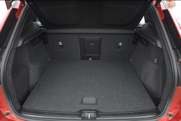 Volvo XC40 T5 262PK Automaat Recharge R-Design / BLIS / Elektrische achterklep / Keyless entry / Apple carplay / Parkeersensoren met 360 camera / 19"velgen / Bluetooth / Leder met alcantara bekleding / Cruise control