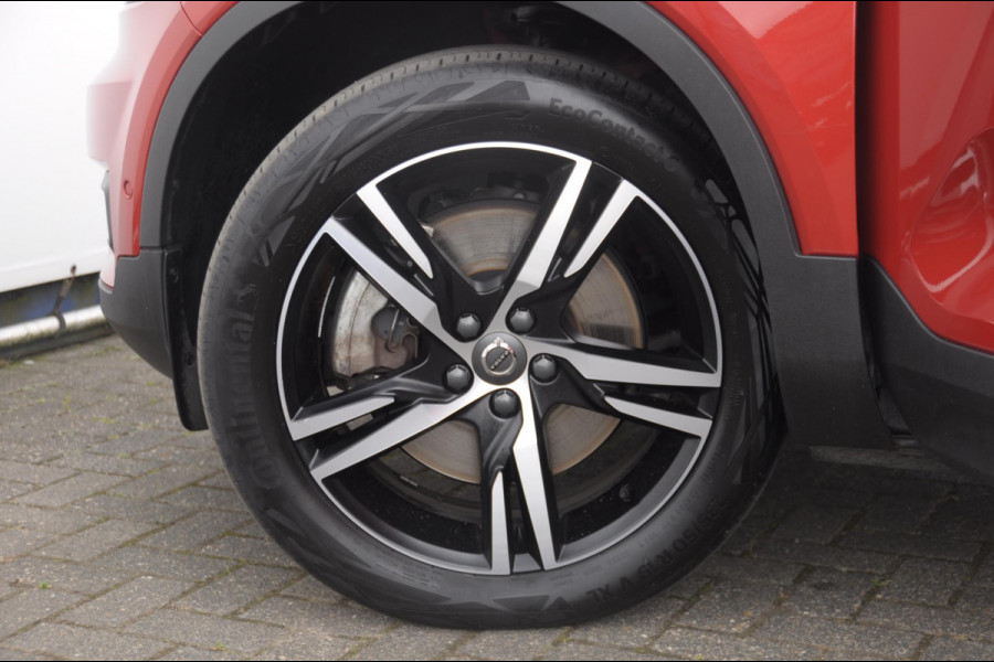 Volvo XC40 T5 262PK Automaat Recharge R-Design / BLIS / Elektrische achterklep / Keyless entry / Apple carplay / Parkeersensoren met 360 camera / 19"velgen / Bluetooth / Leder met alcantara bekleding / Cruise control