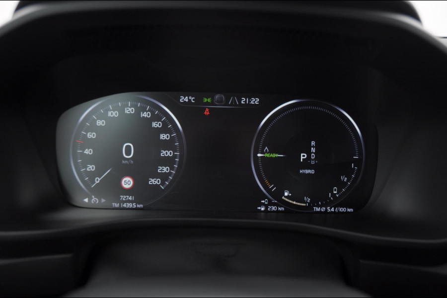 Volvo XC40 T5 262PK Automaat Recharge R-Design / BLIS / Elektrische achterklep / Keyless entry / Apple carplay / Parkeersensoren met 360 camera / 19"velgen / Bluetooth / Leder met alcantara bekleding / Cruise control