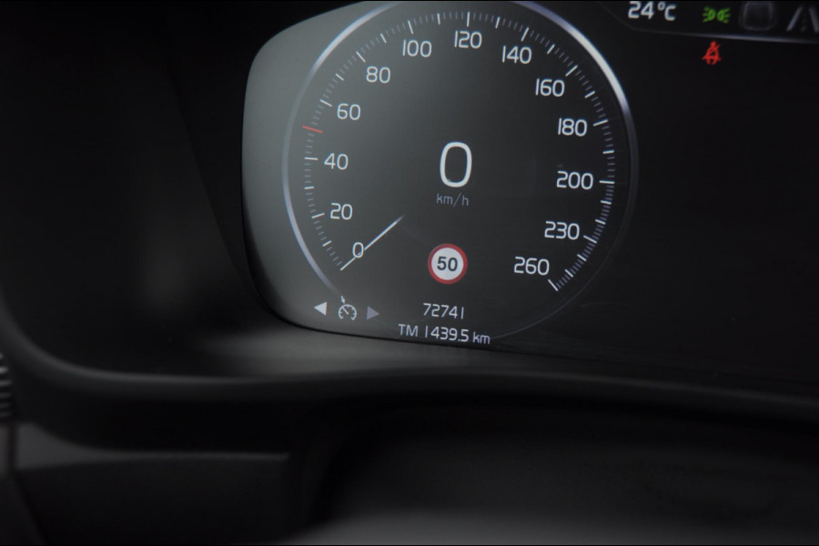 Volvo XC40 T5 262PK Automaat Recharge R-Design / BLIS / Elektrische achterklep / Keyless entry / Apple carplay / Parkeersensoren met 360 camera / 19"velgen / Bluetooth / Leder met alcantara bekleding / Cruise control