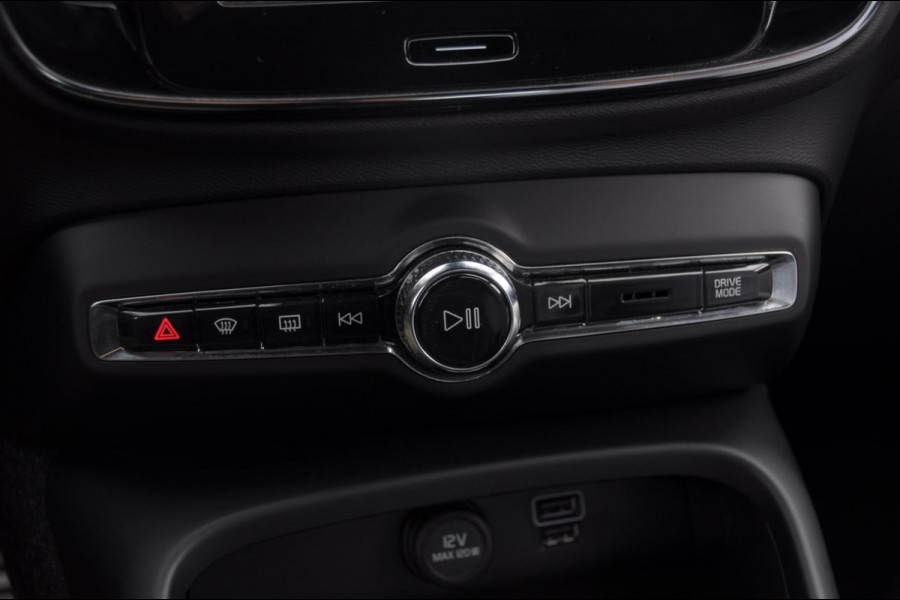Volvo XC40 T5 262PK Automaat Recharge R-Design / BLIS / Elektrische achterklep / Keyless entry / Apple carplay / Parkeersensoren met 360 camera / 19"velgen / Bluetooth / Leder met alcantara bekleding / Cruise control