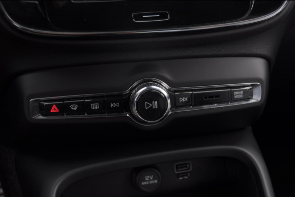 Volvo XC40 T5 262PK Automaat Recharge R-Design / BLIS / Elektrische achterklep / Keyless entry / Apple carplay / Parkeersensoren met 360 camera / 19"velgen / Bluetooth / Leder met alcantara bekleding / Cruise control