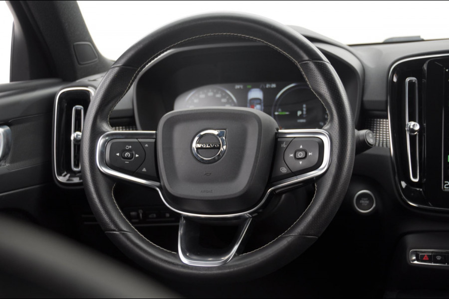 Volvo XC40 T5 262PK Automaat Recharge R-Design / BLIS / Elektrische achterklep / Keyless entry / Apple carplay / Parkeersensoren met 360 camera / 19"velgen / Bluetooth / Leder met alcantara bekleding / Cruise control