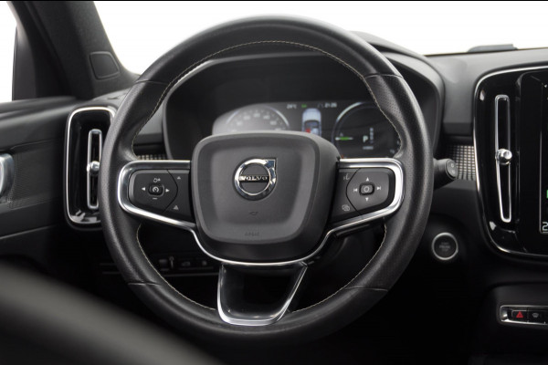 Volvo XC40 T5 262PK Automaat Recharge R-Design / BLIS / Elektrische achterklep / Keyless entry / Apple carplay / Parkeersensoren met 360 camera / 19"velgen / Bluetooth / Leder met alcantara bekleding / Cruise control