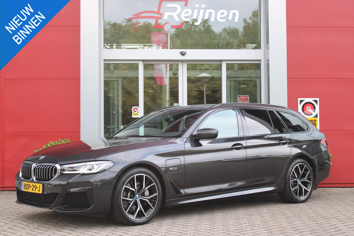 BMW 5 Serie Touring 530e xDrive 293PK HIGH EXECUTIVE M SPORT | DYNAMISCHE DEMPING | COMFORT ACCESS | WARMTEWEREND GLAS | ADAPTIEVE LED KOPLAMPEN | PARKEERSENSOREN VOOR EN ACHTER | ACHTERUITRIJ CAMERA | DRAADLOZE TELEFOONLADER | DRAADLOZE APPLE CARPLAY/ANDROID AUTO | NAVIGATIE BMW LIVE PROFESSIONAL | VOORSTOELEN DEELS ELEKTRISCH VERSTELBAAR | STOELVERWARMING | AMBIENTE VERLICHTING | DAB+ RADIO | M-HIGH GLOSS SHADOW LINE | ELEKTRISCH BEDIENBARE ACHTERKLEP | BMW 5 Serie Touring 530e xDrive 293PK HIGH EXECUTIVE M SPORT | DYNAMISCHE DEMPING | COMFORT ACCESS | WARMTEWEREND GLAS | ADAPTIEVE LED KOPLAMPEN | PARKEERSENSOREN VOOR EN ACHTER | ACHTERUITRIJ CAMERA | DRAADLOZE TELEFOONLADER | DRAADLOZE APPLE CARPLAY/ANDROID AUTO | NAVIGATIE BMW LIVE PROFESSIONAL | VOORSTOELEN DEELS ELEKTRISCH VERSTELBAAR | STOELVERWARMING | AMBIENTE VERLICHTING | DAB+ RADIO | M-HIGH GLOSS SHADOW LINE | ELEKTRISCH BEDIENBARE ACHTERKLEP |