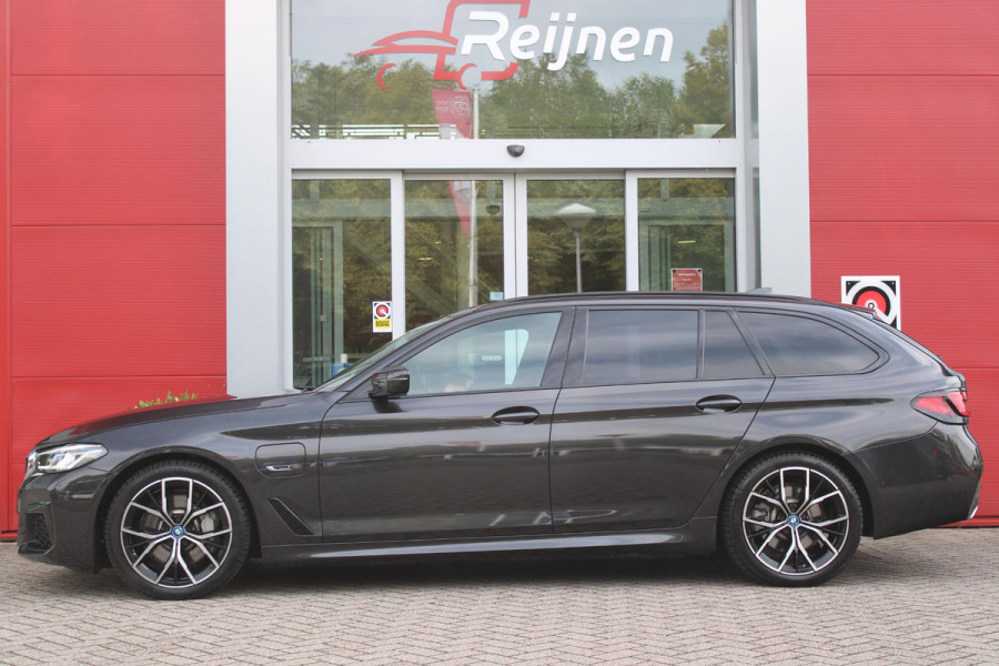 BMW 5 Serie Touring 530e xDrive 293PK HIGH EXECUTIVE M SPORT | DYNAMISCHE DEMPING | COMFORT ACCESS | WARMTEWEREND GLAS | ADAPTIEVE LED KOPLAMPEN | PARKEERSENSOREN VOOR EN ACHTER | ACHTERUITRIJ CAMERA | DRAADLOZE TELEFOONLADER | DRAADLOZE APPLE CARPLAY/ANDROID AUTO | NAVIGATIE BMW LIVE PROFESSIONAL | VOORSTOELEN DEELS ELEKTRISCH VERSTELBAAR | STOELVERWARMING | AMBIENTE VERLICHTING | DAB+ RADIO | M-HIGH GLOSS SHADOW LINE | ELEKTRISCH BEDIENBARE ACHTERKLEP |