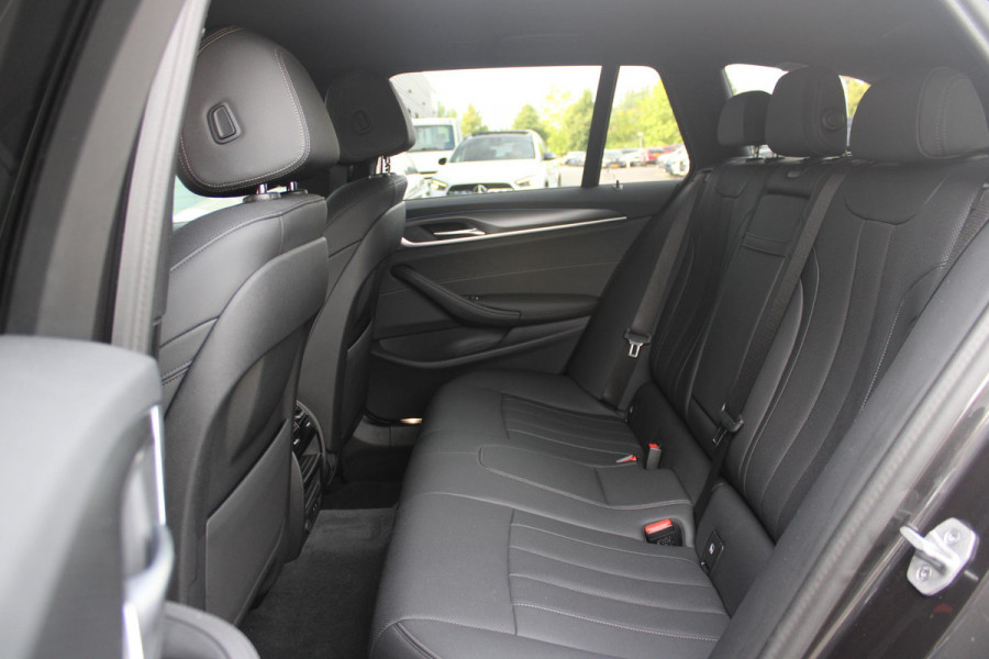 BMW 5 Serie Touring 530e xDrive 293PK HIGH EXECUTIVE M SPORT | DYNAMISCHE DEMPING | COMFORT ACCESS | WARMTEWEREND GLAS | ADAPTIEVE LED KOPLAMPEN | PARKEERSENSOREN VOOR EN ACHTER | ACHTERUITRIJ CAMERA | DRAADLOZE TELEFOONLADER | DRAADLOZE APPLE CARPLAY/ANDROID AUTO | NAVIGATIE BMW LIVE PROFESSIONAL | VOORSTOELEN DEELS ELEKTRISCH VERSTELBAAR | STOELVERWARMING | AMBIENTE VERLICHTING | DAB+ RADIO | M-HIGH GLOSS SHADOW LINE | ELEKTRISCH BEDIENBARE ACHTERKLEP |