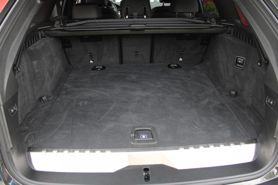 BMW 5 Serie Touring 530e xDrive 293PK HIGH EXECUTIVE M SPORT | DYNAMISCHE DEMPING | COMFORT ACCESS | WARMTEWEREND GLAS | ADAPTIEVE LED KOPLAMPEN | PARKEERSENSOREN VOOR EN ACHTER | ACHTERUITRIJ CAMERA | DRAADLOZE TELEFOONLADER | DRAADLOZE APPLE CARPLAY/ANDROID AUTO | NAVIGATIE BMW LIVE PROFESSIONAL | VOORSTOELEN DEELS ELEKTRISCH VERSTELBAAR | STOELVERWARMING | AMBIENTE VERLICHTING | DAB+ RADIO | M-HIGH GLOSS SHADOW LINE | ELEKTRISCH BEDIENBARE ACHTERKLEP |