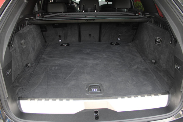 BMW 5 Serie Touring 530e xDrive 293PK HIGH EXECUTIVE M SPORT | DYNAMISCHE DEMPING | COMFORT ACCESS | WARMTEWEREND GLAS | ADAPTIEVE LED KOPLAMPEN | PARKEERSENSOREN VOOR EN ACHTER | ACHTERUITRIJ CAMERA | DRAADLOZE TELEFOONLADER | DRAADLOZE APPLE CARPLAY/ANDROID AUTO | NAVIGATIE BMW LIVE PROFESSIONAL | VOORSTOELEN DEELS ELEKTRISCH VERSTELBAAR | STOELVERWARMING | AMBIENTE VERLICHTING | DAB+ RADIO | M-HIGH GLOSS SHADOW LINE | ELEKTRISCH BEDIENBARE ACHTERKLEP |