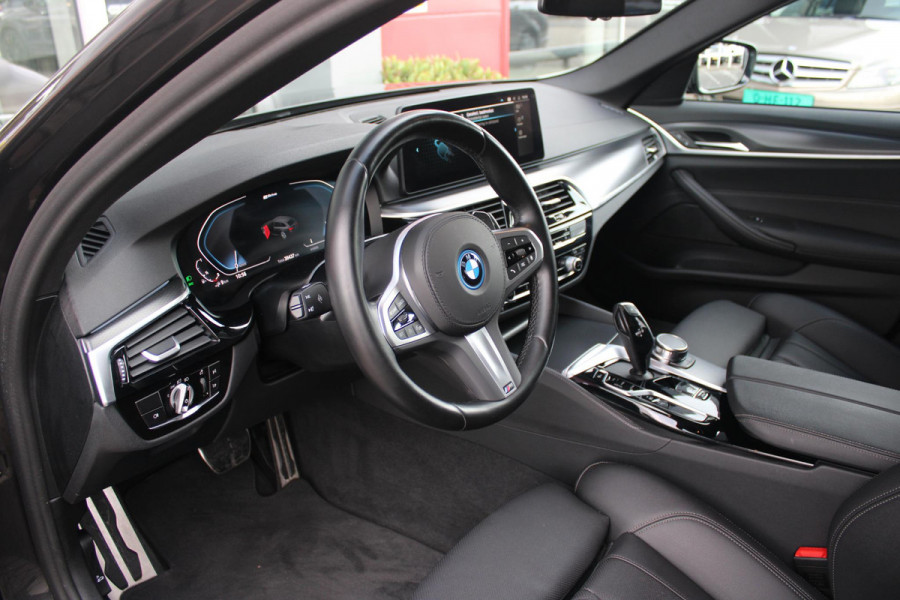 BMW 5 Serie Touring 530e xDrive 293PK HIGH EXECUTIVE M SPORT | DYNAMISCHE DEMPING | COMFORT ACCESS | WARMTEWEREND GLAS | ADAPTIEVE LED KOPLAMPEN | PARKEERSENSOREN VOOR EN ACHTER | ACHTERUITRIJ CAMERA | DRAADLOZE TELEFOONLADER | DRAADLOZE APPLE CARPLAY/ANDROID AUTO | NAVIGATIE BMW LIVE PROFESSIONAL | VOORSTOELEN DEELS ELEKTRISCH VERSTELBAAR | STOELVERWARMING | AMBIENTE VERLICHTING | DAB+ RADIO | M-HIGH GLOSS SHADOW LINE | ELEKTRISCH BEDIENBARE ACHTERKLEP |
