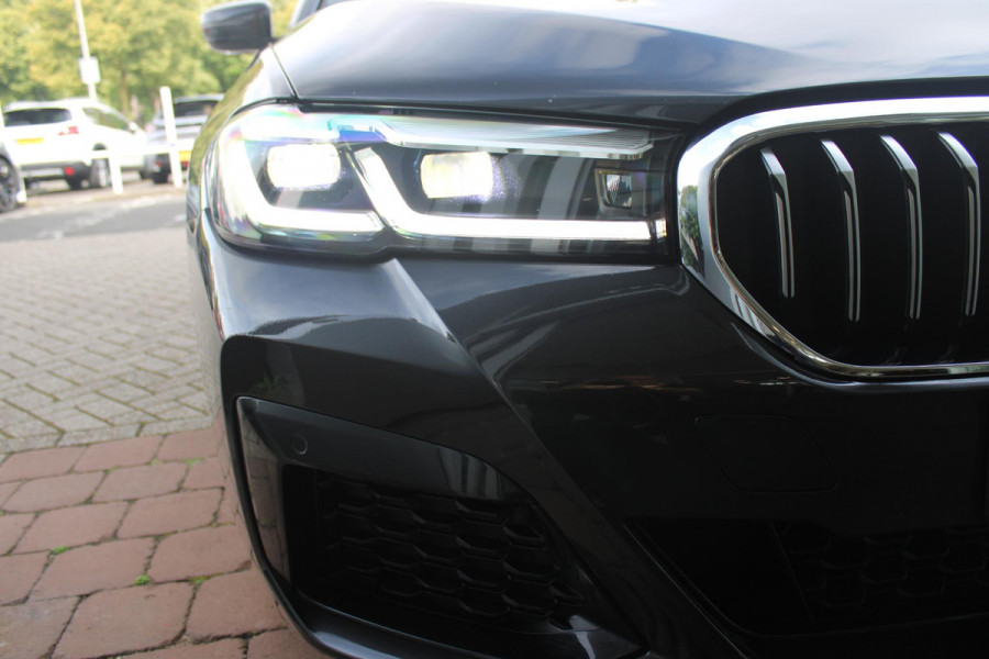 BMW 5 Serie Touring 530e xDrive 293PK HIGH EXECUTIVE M SPORT | DYNAMISCHE DEMPING | COMFORT ACCESS | WARMTEWEREND GLAS | ADAPTIEVE LED KOPLAMPEN | PARKEERSENSOREN VOOR EN ACHTER | ACHTERUITRIJ CAMERA | DRAADLOZE TELEFOONLADER | DRAADLOZE APPLE CARPLAY/ANDROID AUTO | NAVIGATIE BMW LIVE PROFESSIONAL | VOORSTOELEN DEELS ELEKTRISCH VERSTELBAAR | STOELVERWARMING | AMBIENTE VERLICHTING | DAB+ RADIO | M-HIGH GLOSS SHADOW LINE | ELEKTRISCH BEDIENBARE ACHTERKLEP |