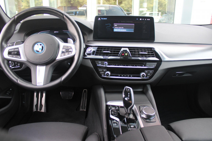 BMW 5 Serie Touring 530e xDrive 293PK HIGH EXECUTIVE M SPORT | DYNAMISCHE DEMPING | COMFORT ACCESS | WARMTEWEREND GLAS | ADAPTIEVE LED KOPLAMPEN | PARKEERSENSOREN VOOR EN ACHTER | ACHTERUITRIJ CAMERA | DRAADLOZE TELEFOONLADER | DRAADLOZE APPLE CARPLAY/ANDROID AUTO | NAVIGATIE BMW LIVE PROFESSIONAL | VOORSTOELEN DEELS ELEKTRISCH VERSTELBAAR | STOELVERWARMING | AMBIENTE VERLICHTING | DAB+ RADIO | M-HIGH GLOSS SHADOW LINE | ELEKTRISCH BEDIENBARE ACHTERKLEP |