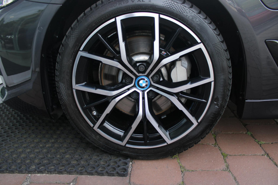 BMW 5 Serie Touring 530e xDrive 293PK HIGH EXECUTIVE M SPORT | DYNAMISCHE DEMPING | COMFORT ACCESS | WARMTEWEREND GLAS | ADAPTIEVE LED KOPLAMPEN | PARKEERSENSOREN VOOR EN ACHTER | ACHTERUITRIJ CAMERA | DRAADLOZE TELEFOONLADER | DRAADLOZE APPLE CARPLAY/ANDROID AUTO | NAVIGATIE BMW LIVE PROFESSIONAL | VOORSTOELEN DEELS ELEKTRISCH VERSTELBAAR | STOELVERWARMING | AMBIENTE VERLICHTING | DAB+ RADIO | M-HIGH GLOSS SHADOW LINE | ELEKTRISCH BEDIENBARE ACHTERKLEP |