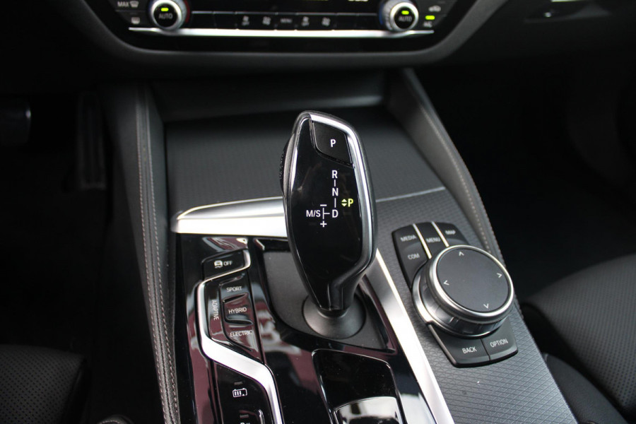 BMW 5 Serie Touring 530e xDrive 293PK HIGH EXECUTIVE M SPORT | DYNAMISCHE DEMPING | COMFORT ACCESS | WARMTEWEREND GLAS | ADAPTIEVE LED KOPLAMPEN | PARKEERSENSOREN VOOR EN ACHTER | ACHTERUITRIJ CAMERA | DRAADLOZE TELEFOONLADER | DRAADLOZE APPLE CARPLAY/ANDROID AUTO | NAVIGATIE BMW LIVE PROFESSIONAL | VOORSTOELEN DEELS ELEKTRISCH VERSTELBAAR | STOELVERWARMING | AMBIENTE VERLICHTING | DAB+ RADIO | M-HIGH GLOSS SHADOW LINE | ELEKTRISCH BEDIENBARE ACHTERKLEP |