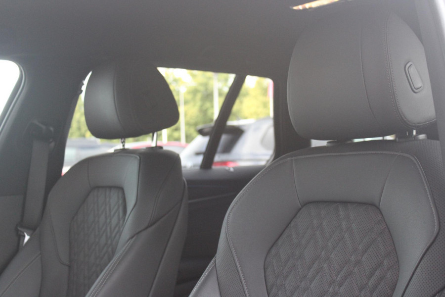BMW 5 Serie Touring 530e xDrive 293PK HIGH EXECUTIVE M SPORT | DYNAMISCHE DEMPING | COMFORT ACCESS | WARMTEWEREND GLAS | ADAPTIEVE LED KOPLAMPEN | PARKEERSENSOREN VOOR EN ACHTER | ACHTERUITRIJ CAMERA | DRAADLOZE TELEFOONLADER | DRAADLOZE APPLE CARPLAY/ANDROID AUTO | NAVIGATIE BMW LIVE PROFESSIONAL | VOORSTOELEN DEELS ELEKTRISCH VERSTELBAAR | STOELVERWARMING | AMBIENTE VERLICHTING | DAB+ RADIO | M-HIGH GLOSS SHADOW LINE | ELEKTRISCH BEDIENBARE ACHTERKLEP |