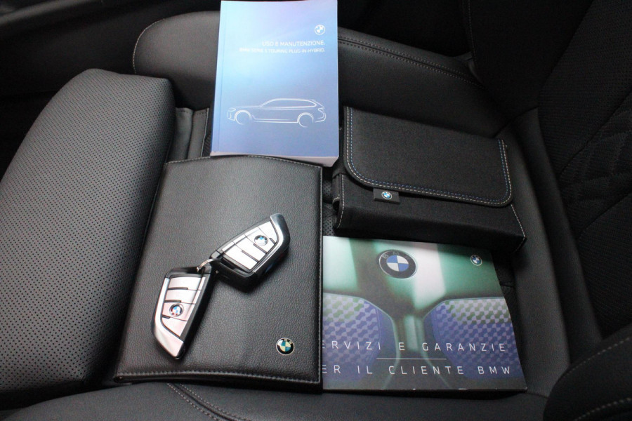 BMW 5 Serie Touring 530e xDrive 293PK HIGH EXECUTIVE M SPORT | DYNAMISCHE DEMPING | COMFORT ACCESS | WARMTEWEREND GLAS | ADAPTIEVE LED KOPLAMPEN | PARKEERSENSOREN VOOR EN ACHTER | ACHTERUITRIJ CAMERA | DRAADLOZE TELEFOONLADER | DRAADLOZE APPLE CARPLAY/ANDROID AUTO | NAVIGATIE BMW LIVE PROFESSIONAL | VOORSTOELEN DEELS ELEKTRISCH VERSTELBAAR | STOELVERWARMING | AMBIENTE VERLICHTING | DAB+ RADIO | M-HIGH GLOSS SHADOW LINE | ELEKTRISCH BEDIENBARE ACHTERKLEP |